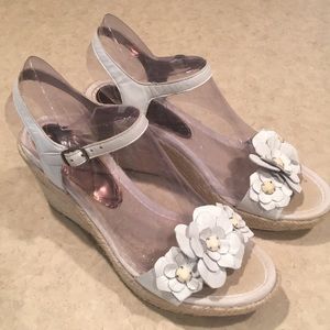 White Floral Bare Traps Sandals Size 7M